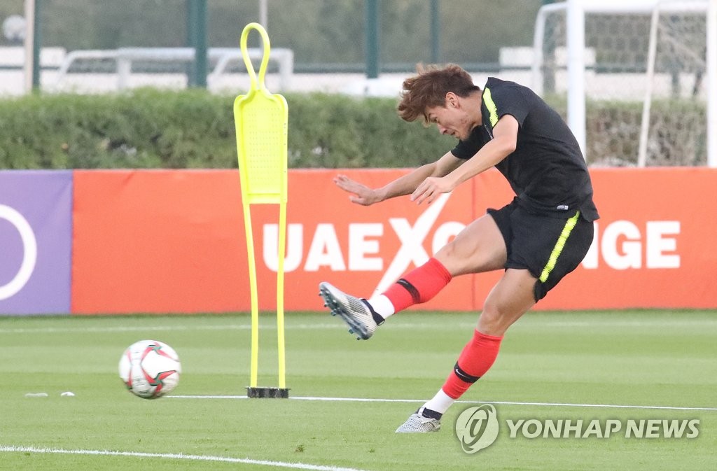 South Korean national football team striker Hwang Ui-jo practices at the Police Officers' Club football field in Dubai, the United Arab Emirates, on Jan. 3, 2019. (Yonhap)