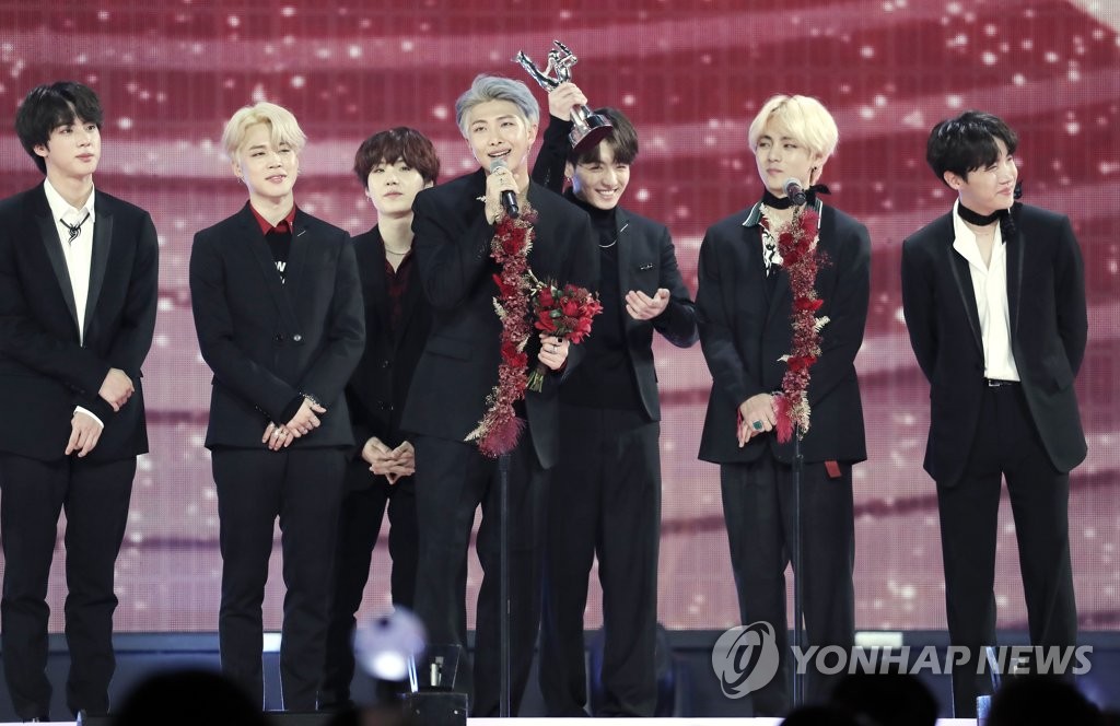 Global K-pop stars BTS receive the top prize in the album sales category at the 33rd Golden Disk Awards ceremony held in Seoul's Gocheok Sky Dome in this pool photo taken on Jan. 6, 2019. (Yonhap)