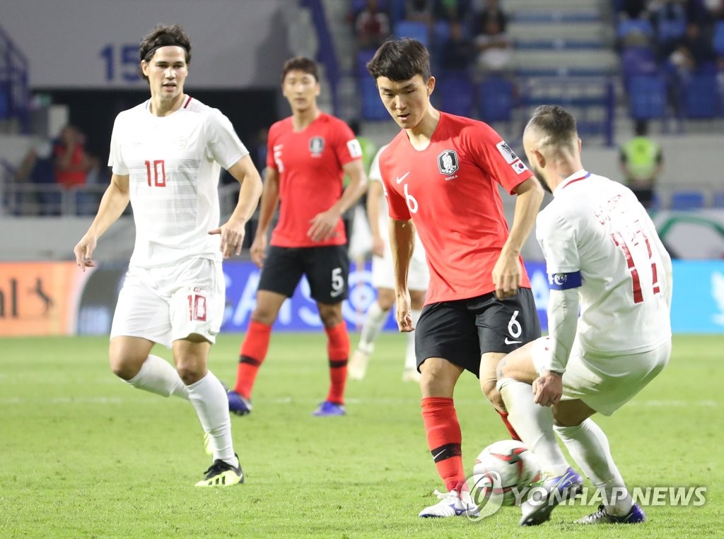In this file photo taken Jan. 8, 2019, South Korea's Hwang In-beom (C) controls the ball during a Group C match against the Philippines at the AFC Asian Cup at Al Maktoum Stadium in Dubai, the United Arab Emirates. (Yonhap)
