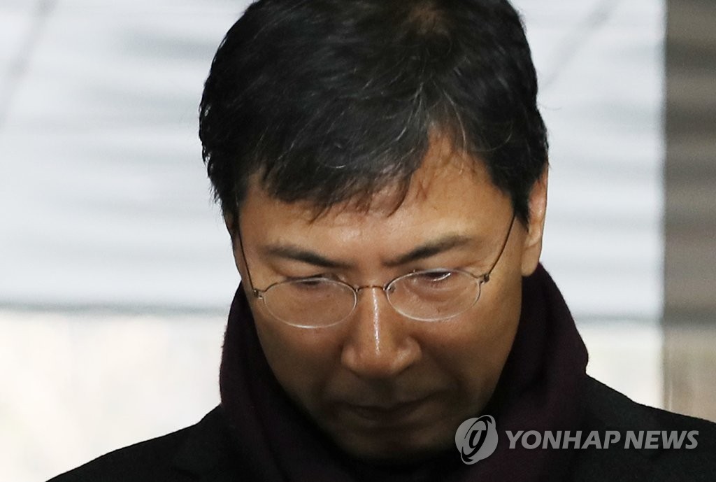 Former South Chungcheong Gov. An Hee-jung appears at Seoul High Court in Seoul to attend a court hearing over his sexual violence charges on Jan. 9, 2019. (Yonhap)