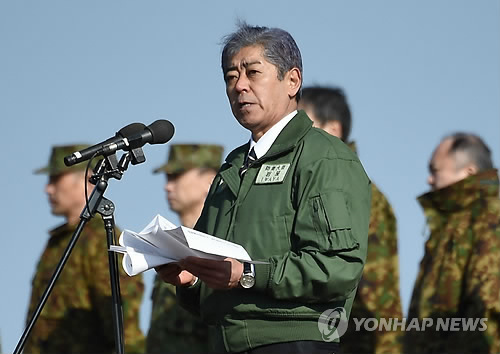 한국 보란 듯…日방위상 초계기 기지 방문 "감시활동 계속"