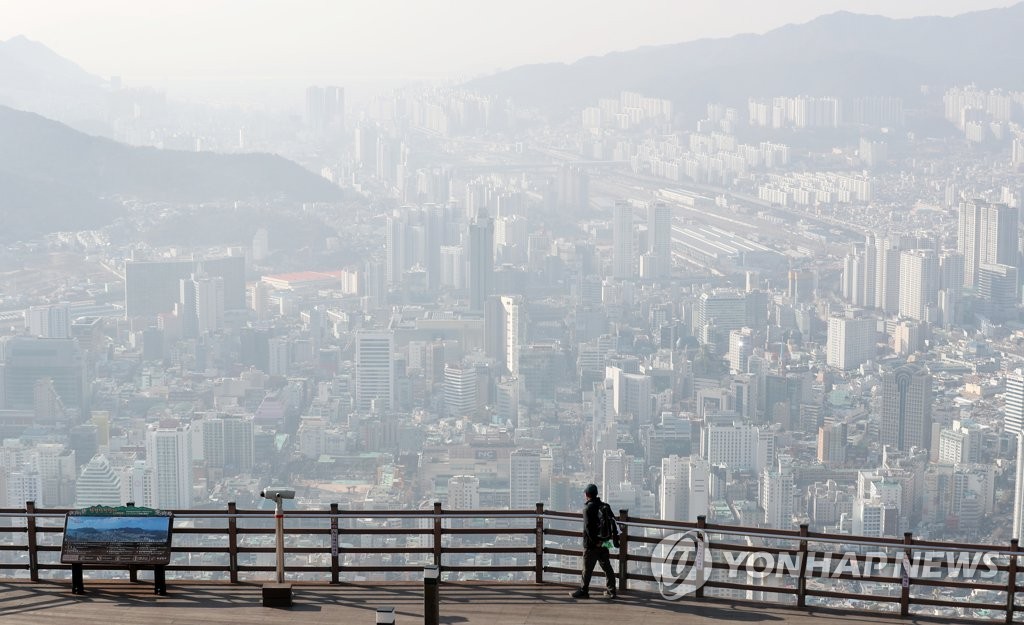釜山・荒嶺山から見渡す市内が白くかすんでいる＝１４日、釜山（聯合ニュース）