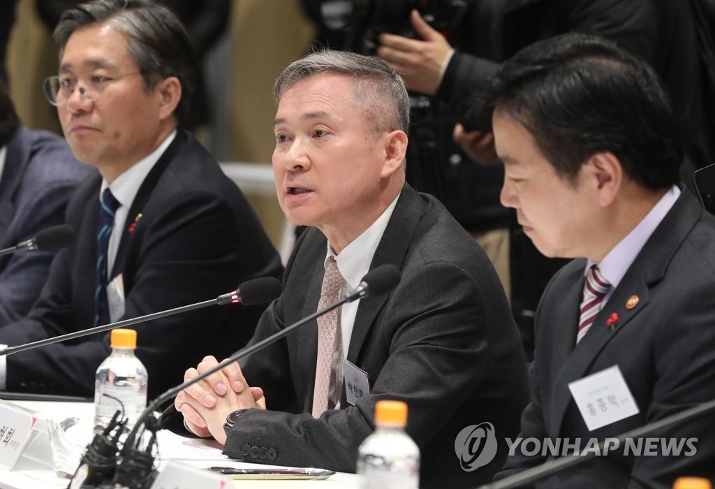 LG Uplus CEO Ha Hyun-hwoi (C) speaks during a meeting with ministers of ICT, industry and startups at LG Science Park in western Seoul on Jan. 22, 2019. (Yonhap) 