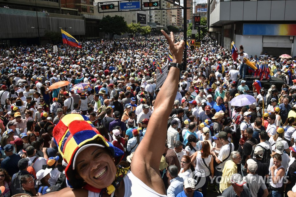 마두로 대통령 퇴진 요구하는 베네수엘라 반정부 시위대 [AFP=연합뉴스 자료사진]