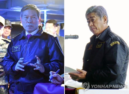 韓国の鄭景斗・国防部長官（左）と岩屋毅防衛相