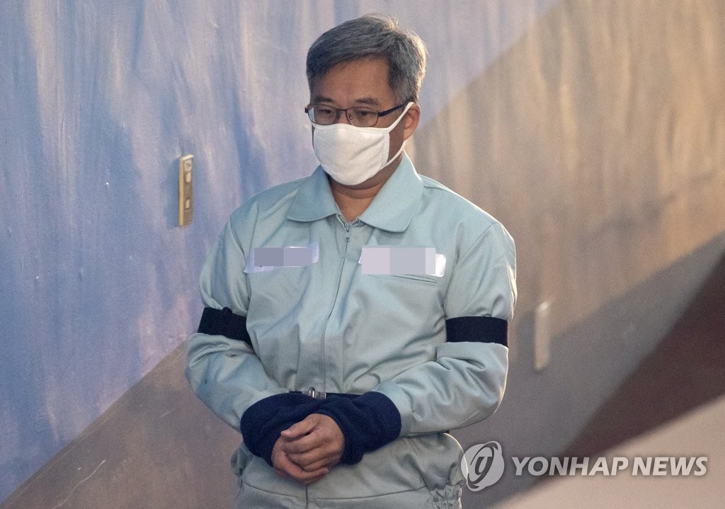 Kim Dong-won, also known by his nickname, Druking, walks into the Seoul Central District Court to attend his sentencing trial in an opinion rigging case on Jan. 30, 2019. (Yonhap)