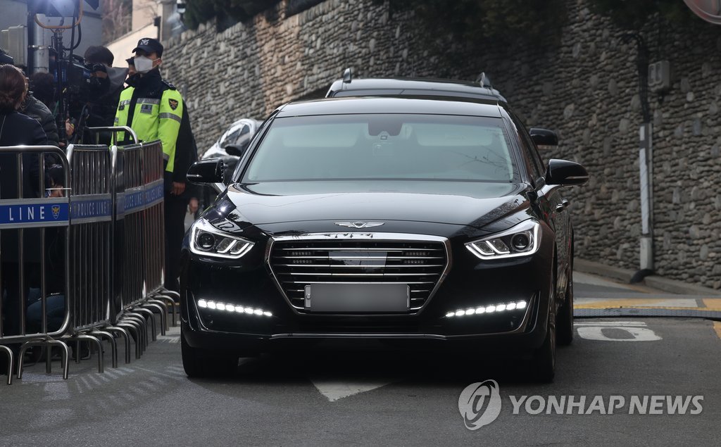 자택 들어가는 MB 탑승 차량
