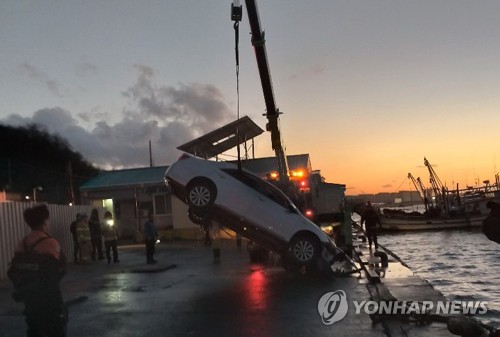 군산 부둣가서 차량 추락…60대 운전자 사망