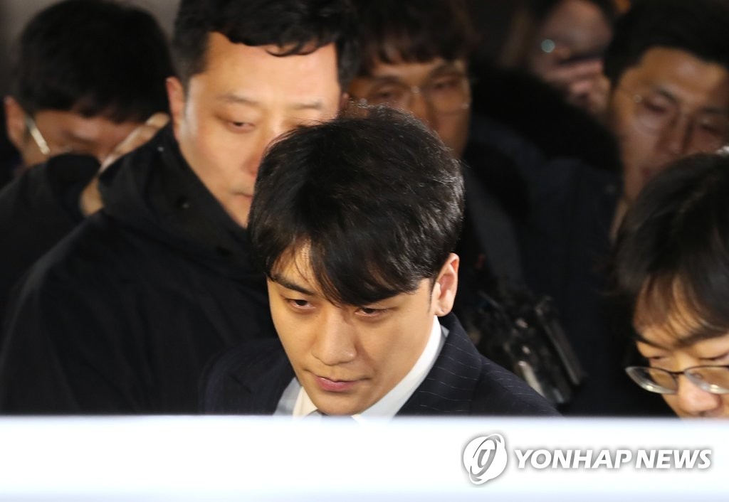 밤샘 조사 마친 승리