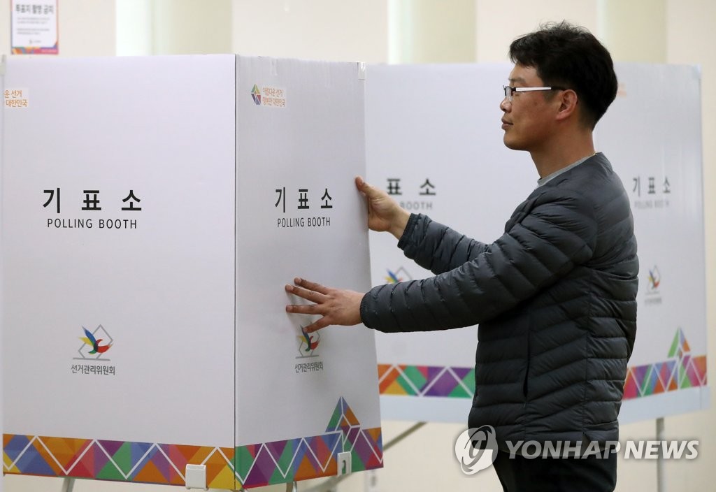 A government official checks booths set up at a polling station in Changwon, 400 kilometers southeast of Seoul, on March 28, 2019, one day before South Korea will kick off two-day early voting for the April 3 parliamentary by-elections. (Yonhap)