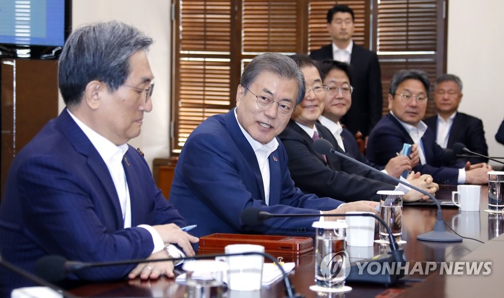 (서울=연합뉴스) 배재만 기자 = 문재인 대통령이 1일 오전 청와대 여민관에서 열린 수석·보좌관 회의에서 발언하고 있다. scoop@yna.co.kr