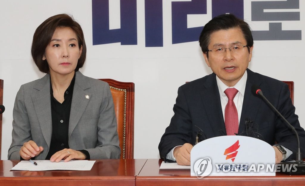 Hwang Kyo-ahn (R), chairman of the main opposition Liberty Korea Party (LKP), and party floor leader Na Kyung-won attend a meeting with senior party members on April 4, 2019, one day after by-elections were held to pick two lawmakers and three local councilors. (Yonhap) 