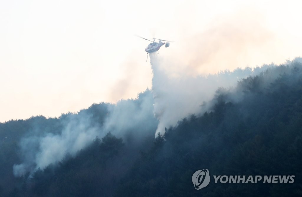인제 산불…분주히 불 끄는 헬기