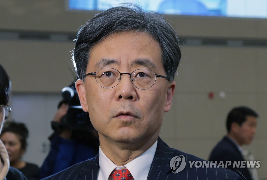In the photo taken April 5, 2019, Kim Hyun-chong, a deputy director of the National Security Office at South Korea's presidential office Cheong Wa Dae, is seen speaking to reporters at Seoul's Incheon international airport after returning home from a U.S. trip to arrange a summit between South Korean President Moon Jae-in and U.S. President Donald Trump, scheduled to be held April 11, 2019 in Washington. (Yonhap)