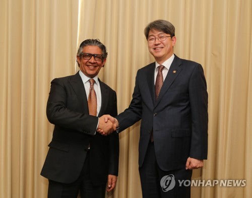 Statistics Korea chief meets Saudi economy minister