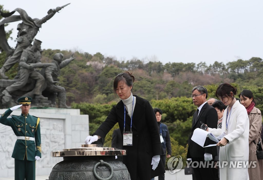 분향하는 해외 거주 독립유공자 후손 | 연합뉴스 분향하는 해외 거주 독립유공자 후손 | 연합뉴스