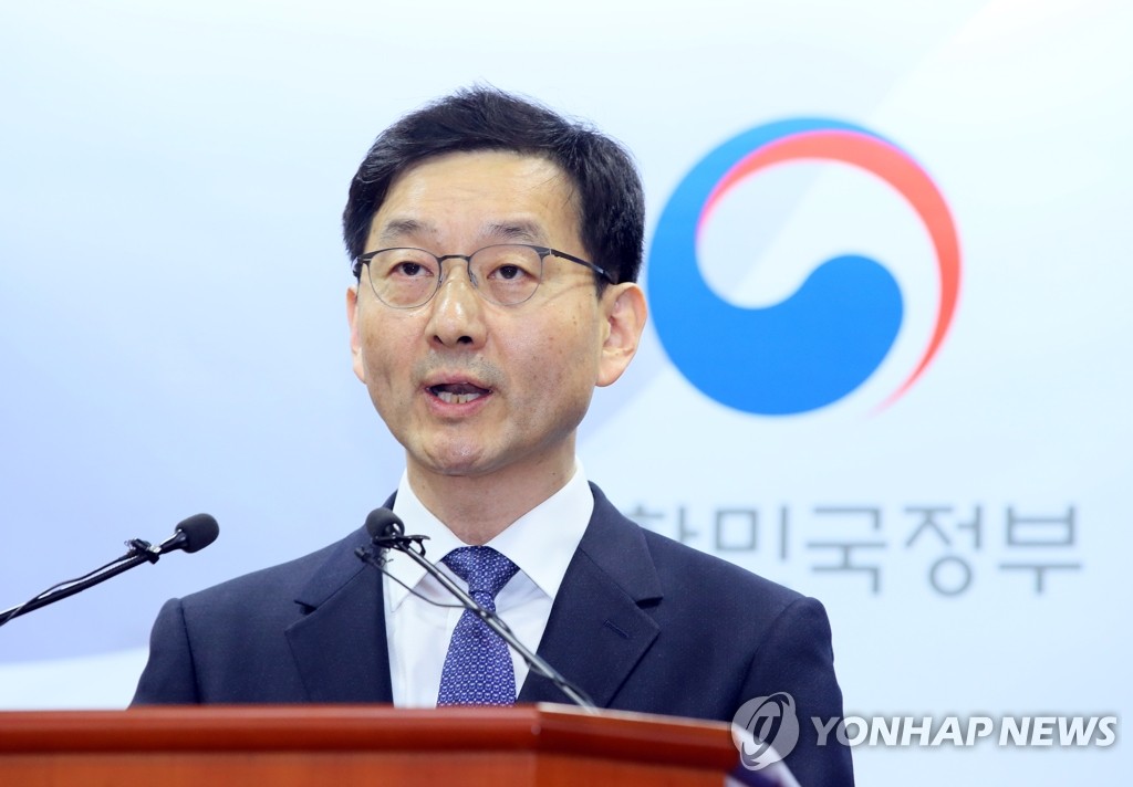 Yoon Chang-yul, head of the social policy coordination office under South Korea's Office for Government Policy Coordination, speaks during a press meeting held in Sejong on April 12, 2019, on a World Trade Organization (WTO) decision to rule in favor of Seoul's import restrictions on Japanese seafood in the wake of the 2011 Fukushima nuclear disaster. (Yonhap)