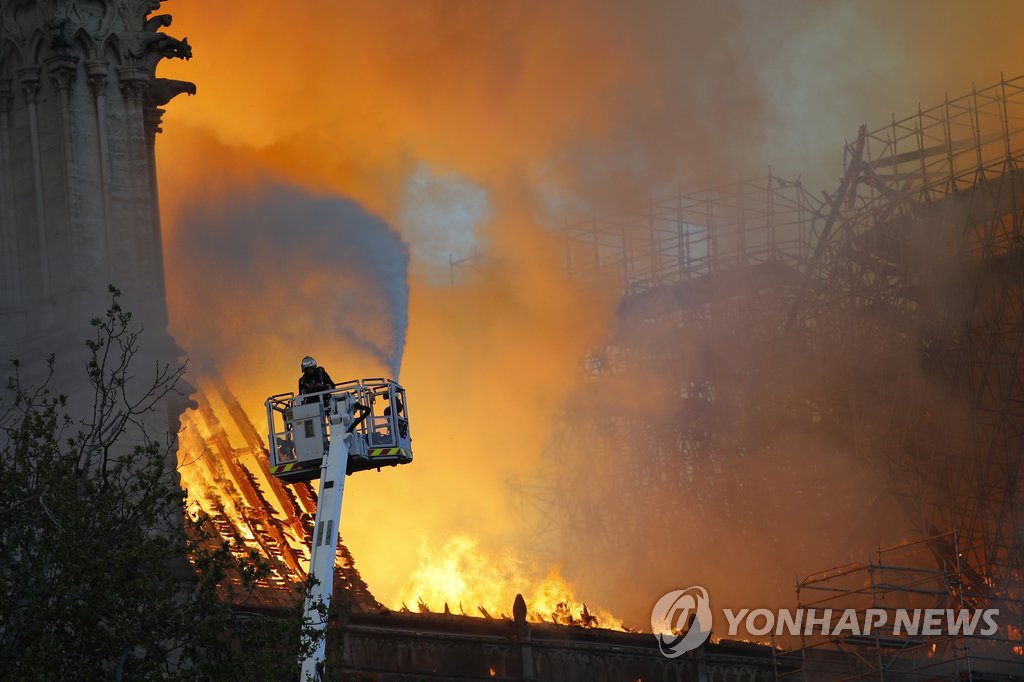 노트르담 대성당 화재 진화작업