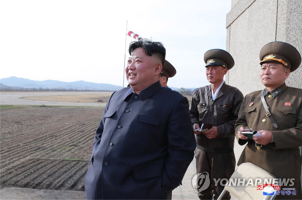 金正恩氏がロケット砲など訓練を指導　北朝鮮メディア　