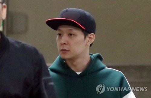 Le chanteur Park Yoo-chun lâché par sa maison de production