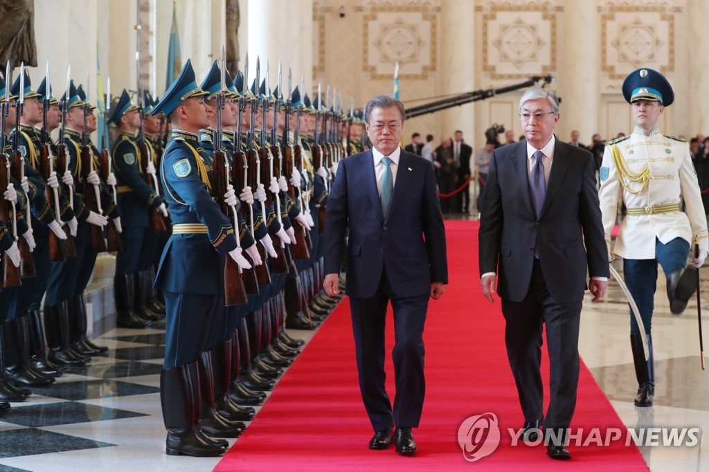 South Korean President Moon Jae-in (third from R) and Kazakh President Kassym-Jomart Tokayev jointly inspect Kazakhstan's honor guard in a welcome ceremony held in Nur-Sultan on April 22, 2019, for the South Korean leader who arrived here the day before on a three-day state visit. (Yonhap)