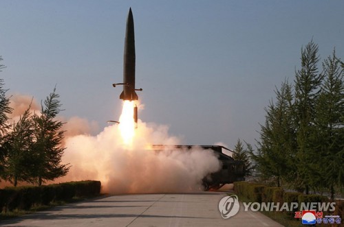 朝鮮中央通信は金委員長が立ち会った「火力打撃訓練」の写真を公開した＝（聯合ニュース）