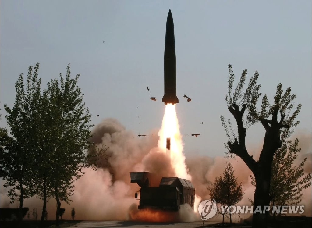 北朝鮮が公開した短距離ミサイルと推定される飛翔体の発射場面＝（朝鮮中央テレビ＝聯合ニュース）