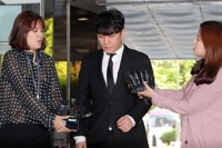 (LEAD) Court denies arrest warrant for Seungri on embezzlement, pimping charges