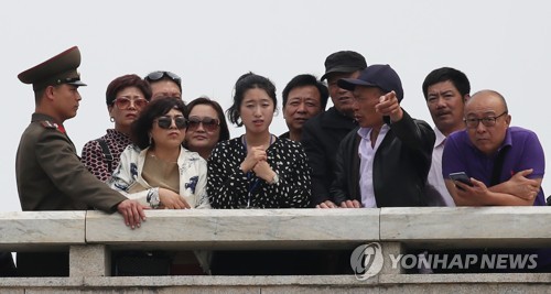 판문각 위의 외국인 관광객