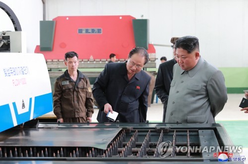 El líder norcoreano inspecciona una fábrica de maquinaria