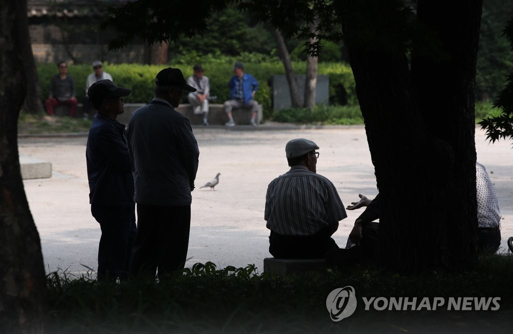 This file photo from June 2, 2019, shows elderly visitors at a park in central Seoul. This photo is not directly associated with the news story. (Yonhap)