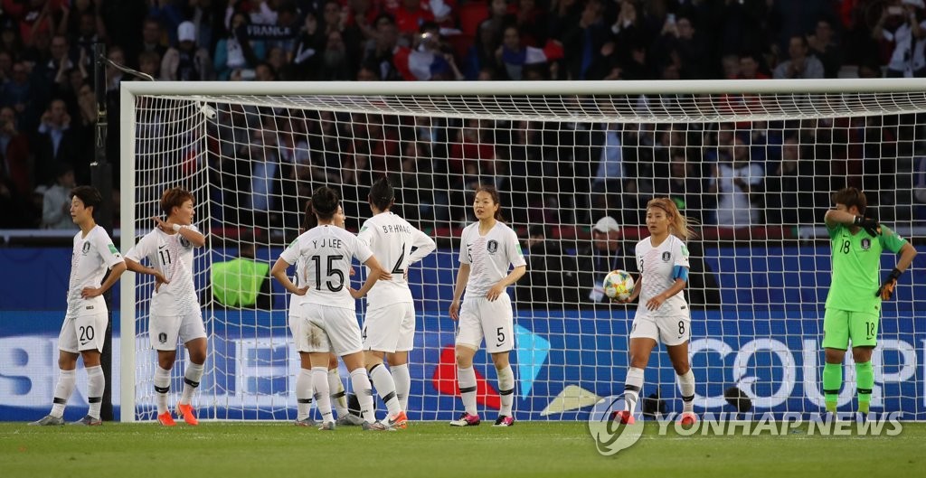 South Korean players react to a goal by France in their Group A match at the FIFA Women's World Cup at Parc des Princes in Paris on June 7, 2019. (Yonhap)