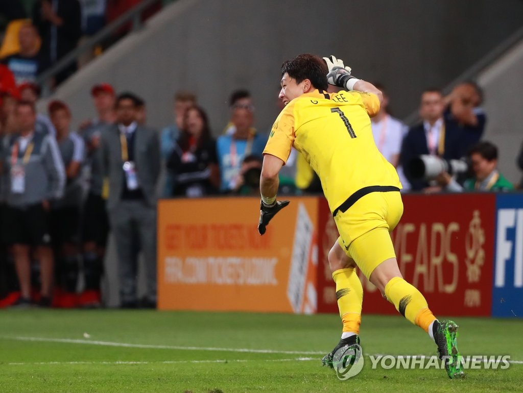 South Korean goalkeeper Lee Gwang-yeon celebrates his team's penalty shootout victory over Senegal in the quarterfinals at the FIFA U-20 World Cup at Bielsko-Biala Stadium in Bielsko-Biala, Poland, on June 8, 2019. (Yonhap)