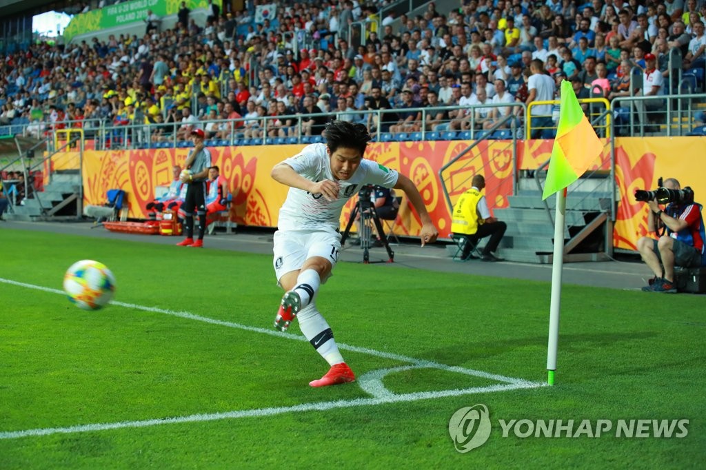 Lee Kang-in of South Korea takes a corner against Ecuador in the semifinals of the FIFA U-20 World Cup at Lublin Stadium in Lublin, Poland, on June 11, 2019. (Yonhap)