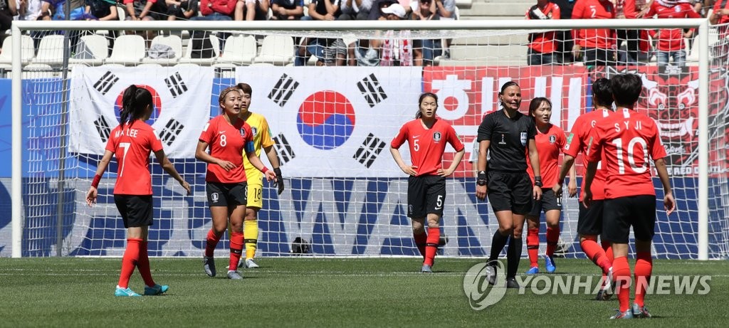 South Korean players react to an own goal by defender Kim Do-yeon in a Group A match against Nigeria at the FIFA Women's World Cup at Stade des Alpes in Grenoble, France, on June 12, 2019. (Yonhap)