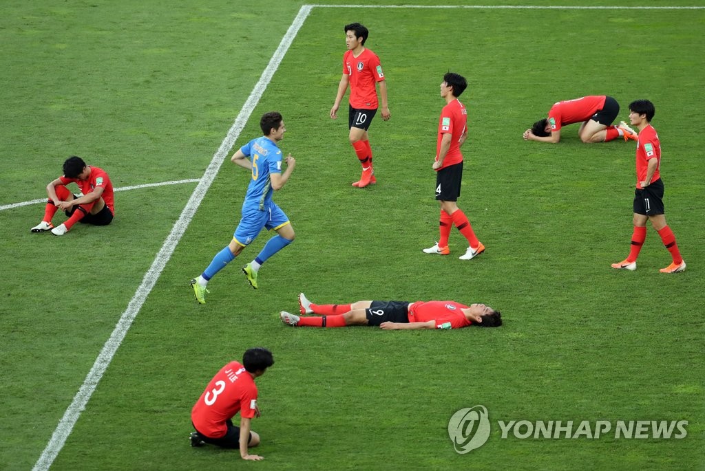 South Korean players (in red) react to their 3-1 loss to Ukraine in the FIFA U-20 World Cup final at Lodz Stadium in Lodz, Poland, on June 15, 2019. (Yonhap)