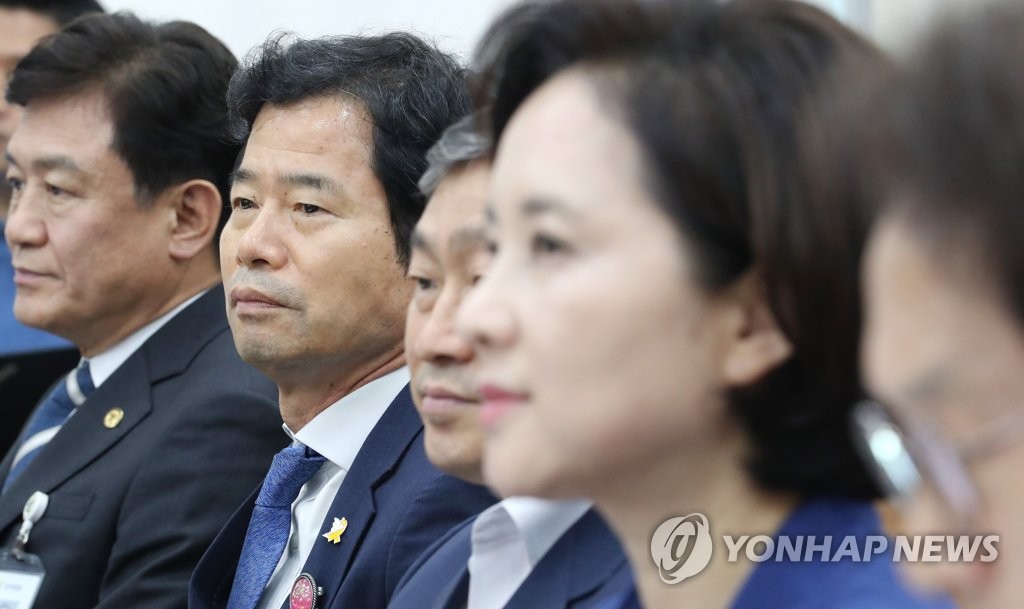 This photo shows Education Minister Yoo Eun-hae (2nd from R). (Yonhap)