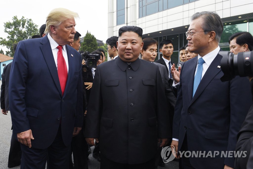Le président Moon Jae-in (à dr.), le dirigeant nord-coréen Kim Jong-un (au centre) et le président américain Donald Trump se rencontrent le dimanche 30 juin 2019 au village de la trêve de Panmunjom. (AP=Yonhap) 