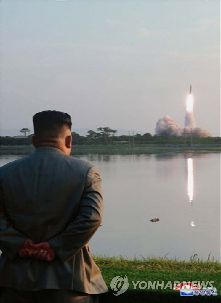 발사 장면 보는 김정은 국방위원장