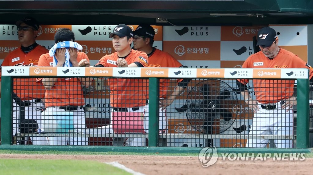 In this file photo from Aug. 4, 2019, players and coaches from the Hanwha Eagles react to a play in the bottom of the fourth inning of their Korea Baseball Organization regular season game against the SK Wyverns at Hanwha Life Eagles Park in Daejeon, 160 kilometers south of Seoul. (Yonhap)