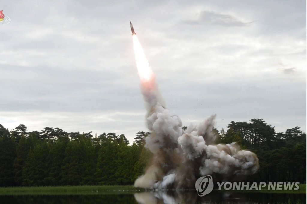 북한, 또 '새 무기' 시험사격…북한판 에이태킴스 추정