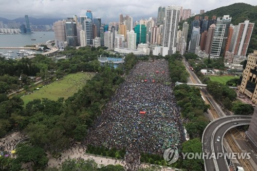 '범죄인 인도 법안'(송환법)에 반대하는 홍콩 시민들이 18일 빅토리아 공원 집회에 운집해 있다.이날 대규모 도심 시위는 주최 측 추산으로 170만 명이 참여했으나 '비폭력'으로 끝났다 / 이하 연합뉴스