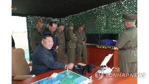 立ち会う金正恩氏