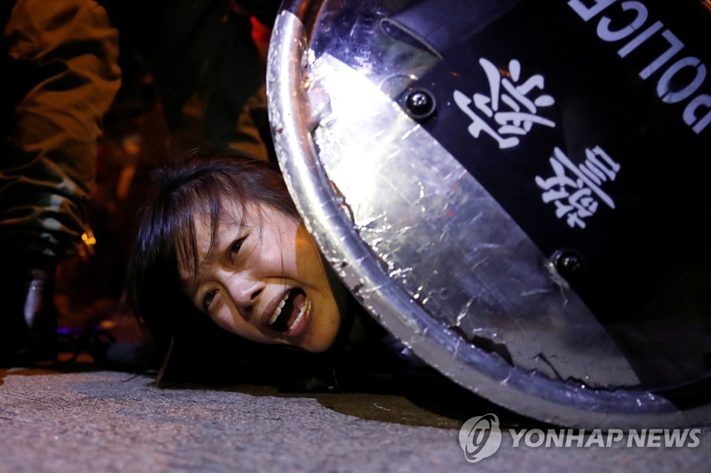 방패에 짓눌린 홍콩 시위자