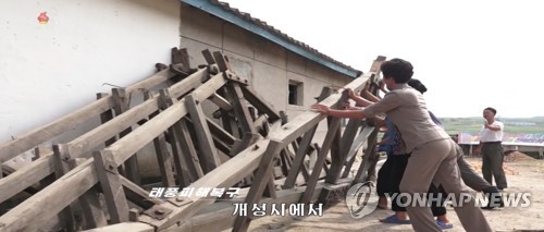 태풍 '링링' 피해 복구 중인 북한 주민들