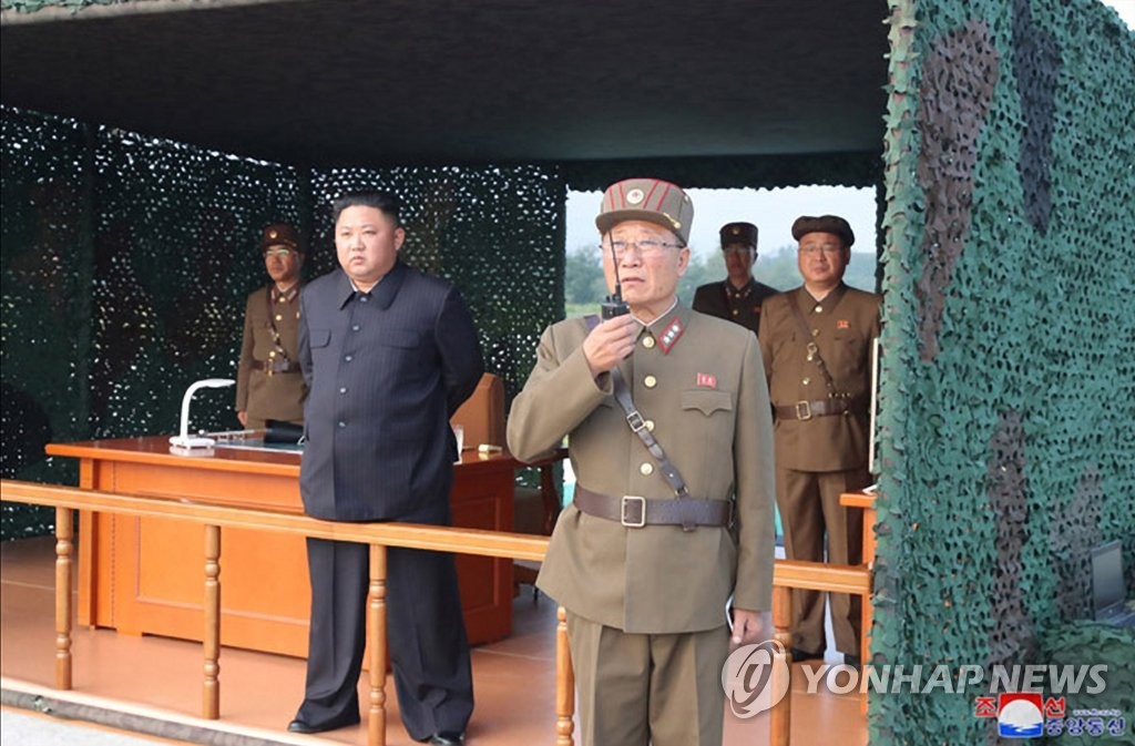 Le dirigeant nord-coréen Kim Jong-un a dirigé le test d'un nouveau lance-roquettes multiple de très grande taille le mardi 10 septembre 2019, en compagnie de Jon Il-ho qui a été promu au rang de général trois étoiles, rapporte le lendemain l'Agence centrale de presse nord-coréenne (KCNA). (Utilisation en Corée du Sud uniquement et redistribution interdite)