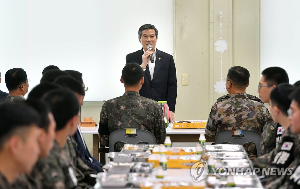 This photo provided by the Defense Ministry shows South Korean Defense Minister Jeong Kyeong-doo giving soldiers a pep talk at a western frontline military unit on Sept. 12, 2019. (PHOTO NOT FOR SALE) (Yonhap)