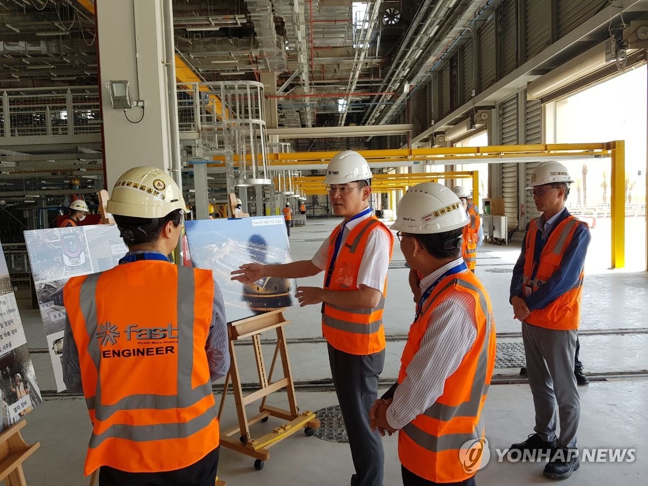 In this photo provided by Samsung Electronics Co., Samsung Electronics Vice Chairman Lee Jae-yong (2nd from L) visits Samsung C&T's metro construction site in Riyadh, Saudi Arabia, on September 15, 2019. (PHOTO NOT FOR SALE) (Yonhap)