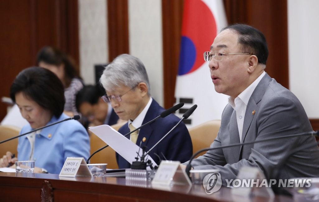Hong Nam-ki (R), the minister of economy and finance, speaks in a meeting with officials at a government building in central Seoul on Sept. 18, 2019. (Yonhap)