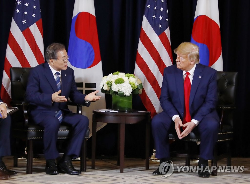 South Korean President Moon Jae-in (L) and U.S. President Donald Trump hold talks in New York on Sept. 23, 2019. (Yonhap)